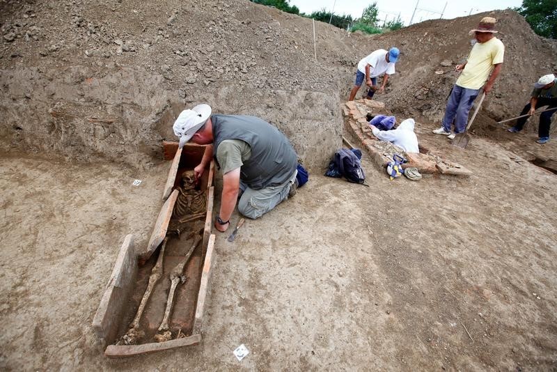 © Reuters. اكتشاف تعاويذ سحرية مع هياكل عظمية قديمة في صربيا