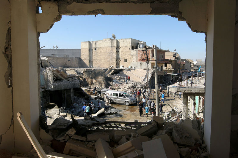 © Reuters. People inspect a site hit by airstrikes in the rebel held town of Atareb in Aleppo province