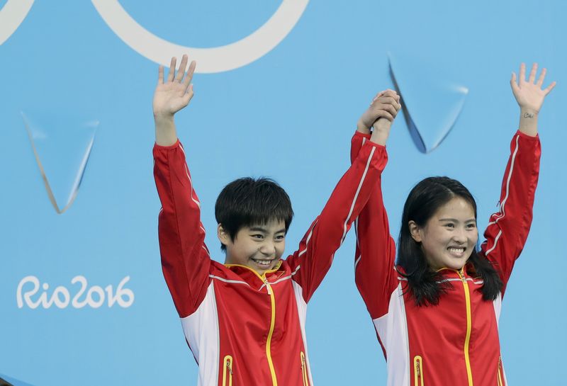 © Reuters. الصين تفوز بذهبية الغطس المتزامن سيدات من 10 أمتار