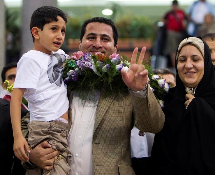 © Reuters. مقابلة- والدة عالم نووي إيراني أعدم تقول إنه لم يحصل على محاكمة عادلة