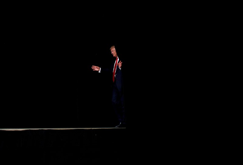 © Reuters. Republican U.S. presidential nominee Donald Trump attends a campaign rally at Crown Arena in Fayetteville, North Carolina
