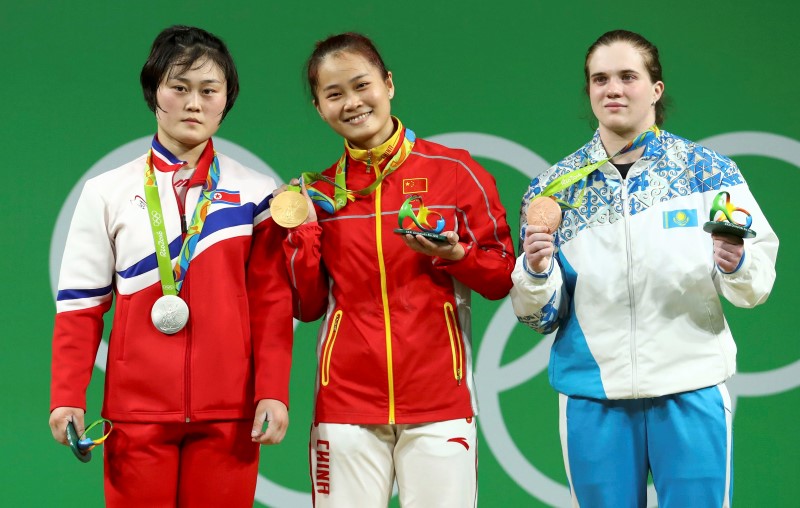 © Reuters. Weightlifting - Women's 63kg Victory Ceremony