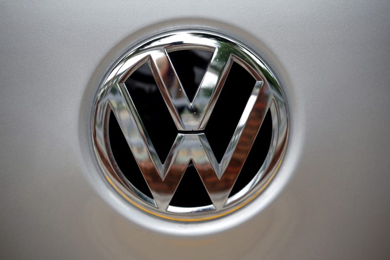© Reuters. A Volkswagen logo is seen at a dealership in Seoul,