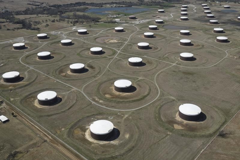 © Reuters. Crude oil storage tanks are seen from above at the Cushing oil hub in Cushing