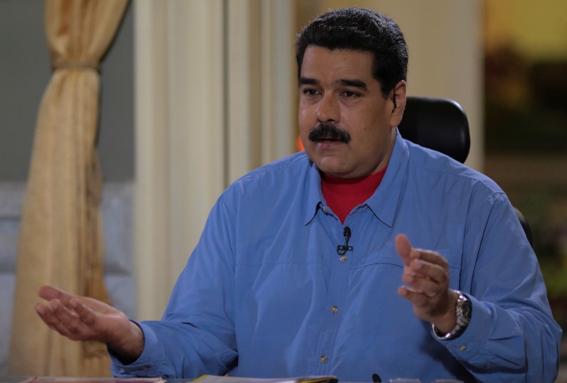 © Reuters. Venezuela's President Nicolas Maduro speaks during his weekly broadcast "En contacto con Maduro" (In contact with Maduro) in Caracas