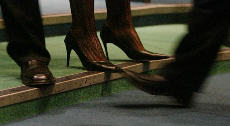 © Reuters. The feet of brokers are seen during metal price trading on the floor of the London Metal Exchange in London January 7, 2004.