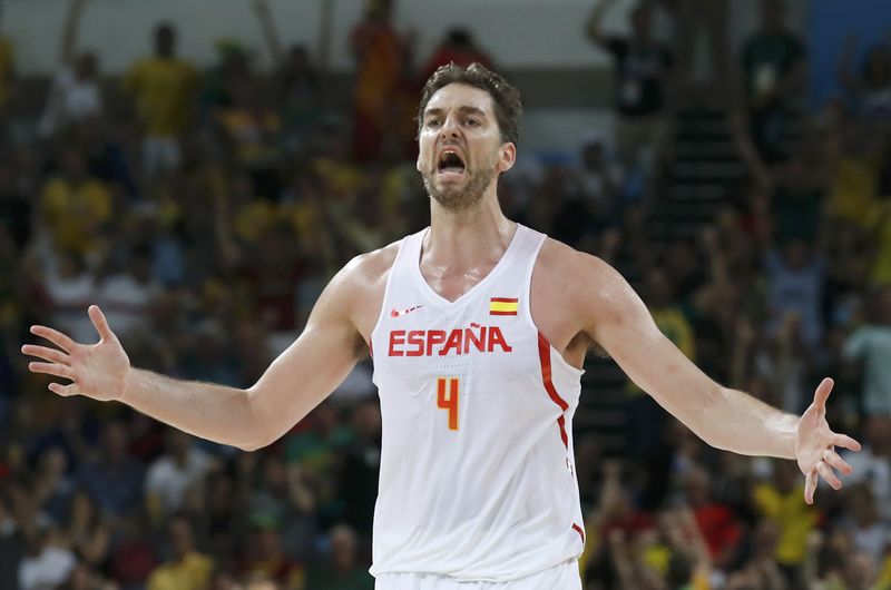 © Reuters. Argentina domina grupo en baloncesto y Brasil sigue con vida a costa de España