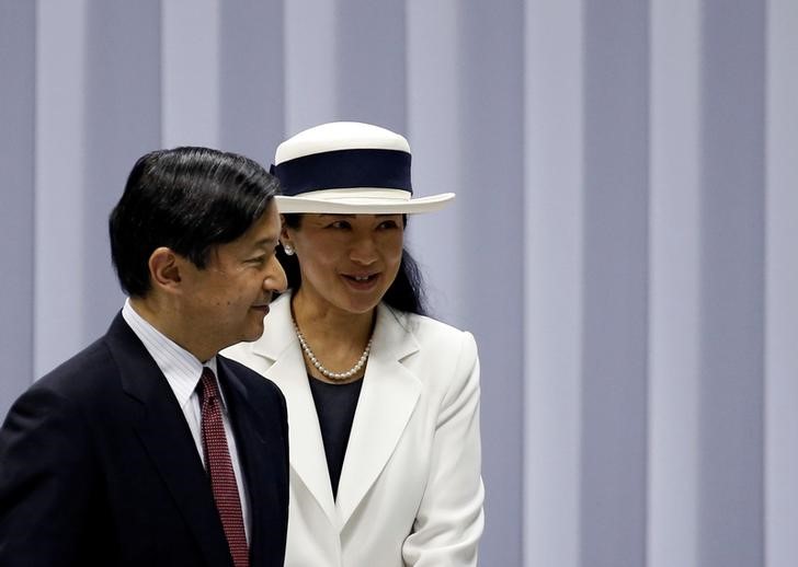 © Reuters. Japan's Crown Prince Naruhito and Crown Princess Masako make an appearance before Japanese athletes during a team-forming ceremony ahead of the Japanese team's departure to the Rio 2016 Olympic Games, in Tokyo, Japan