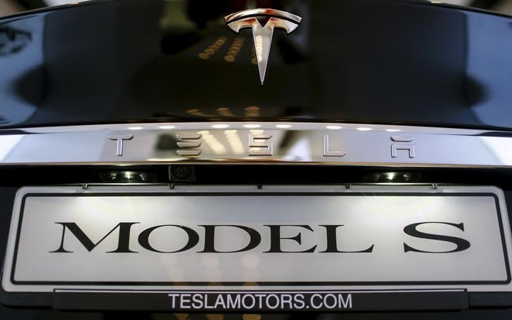 © Reuters. A Tesla logo adorns a 'Model S' car in the dealership in Berlin