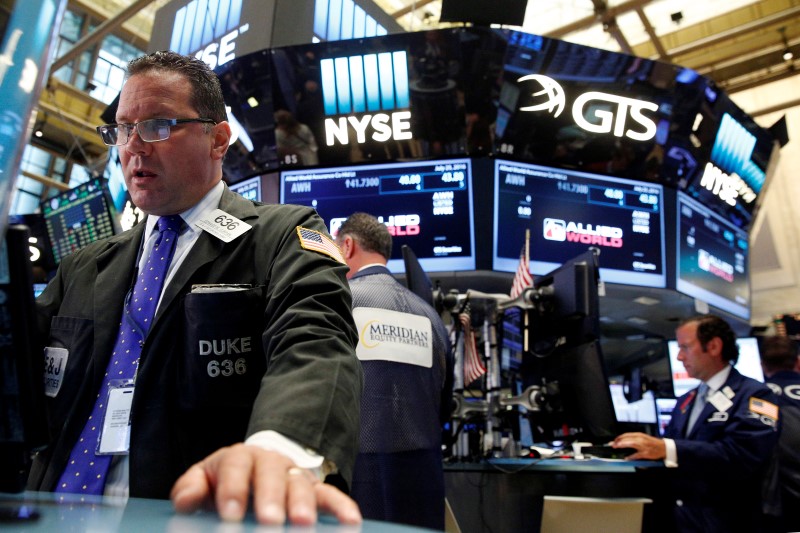 © Reuters. Traders work on the floor of the New York Stock Exchange