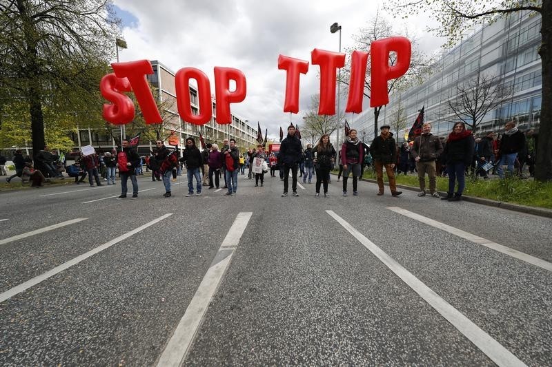 © Reuters. Protesters demonstrate against TTIP free trade agreement ahead of U.S. President Obama's visit in Hannover, Germany April 23, 2016.