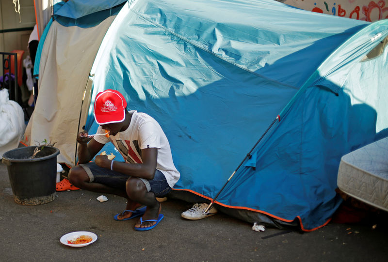 © Reuters. Migranti bloccati a frontiera Svizzera, Amnesty avverte su minori a rischio