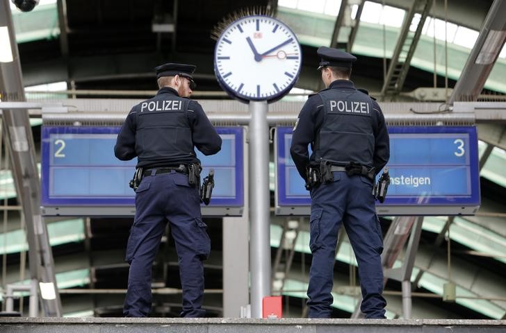 © Reuters. Policiais vistos em estação de trem em Berlim