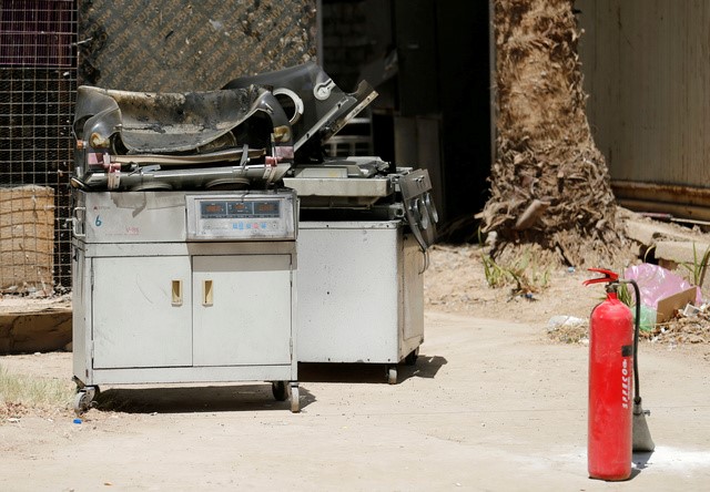 © Reuters. Incubadoras queimadas após incêndio em hospital em Bagdá