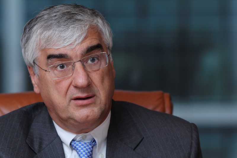 © Reuters. CQS Founder, CEO and SIO Michael Hintze speaks during the Reuters Global Investment Outlook 2013 Summit in London