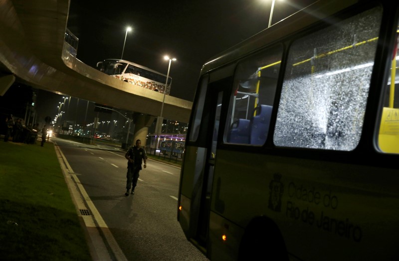 © Reuters. A broken window on an official media bus after it shattered in Rio de Janeiro