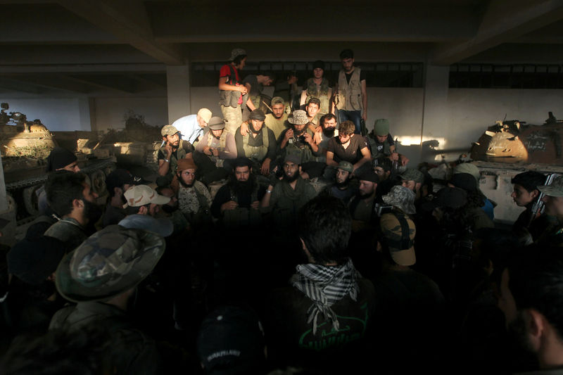 © Reuters. Rebel fighters gather in an artillery academy of Aleppo