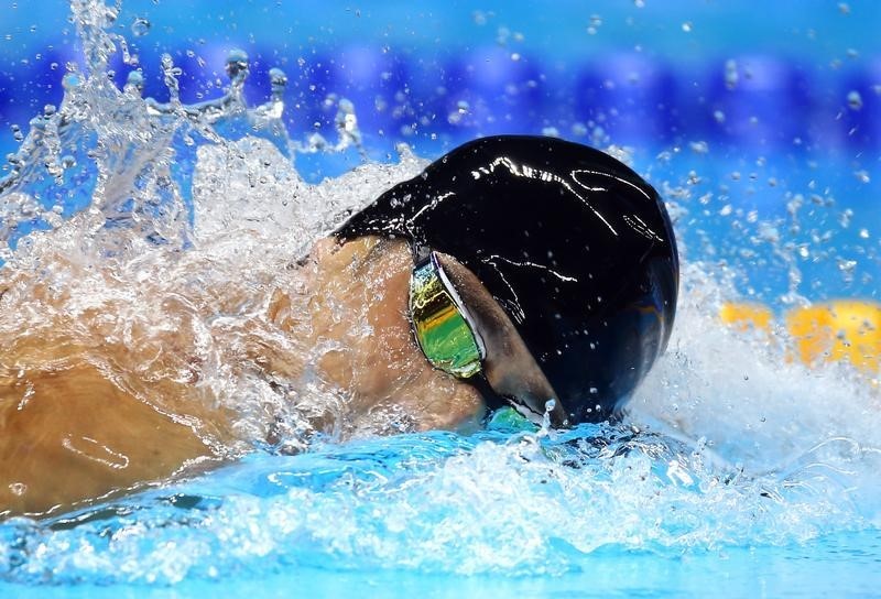 © Reuters. Michael Phelps of USA swims with an inverted Speedo cap in Rio de Janeiro