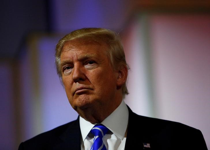 © Reuters. O candidato republicano à presidência dos Estados Unidos, Donald Trump, participa de comício em Abingdon, Virginia