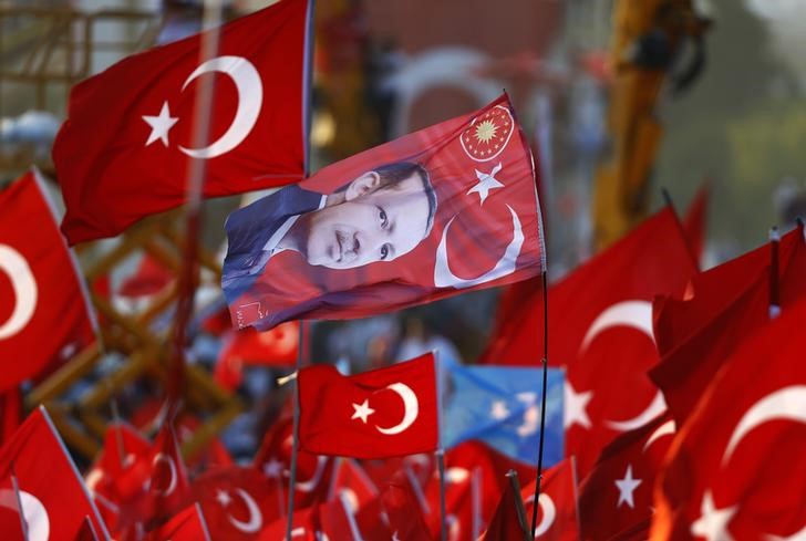 © Reuters. Uma bandeira com a fotografia do presidente turco Tayyip Erdogan é vista durante comício organizado por ele e apoiado por partido no poder e partidos da oposição para protestar contra a tentativa fracassada de golpe militar no último mês em Istambul, na Turquia