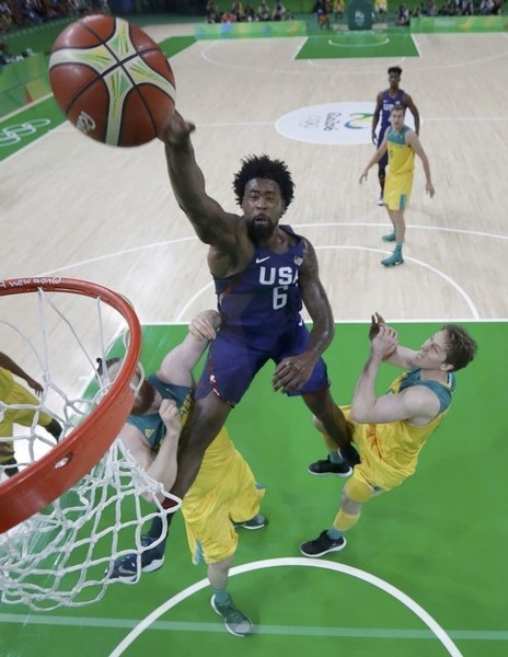 © Reuters. EEUU se lleva un susto ante Australia, pero extiende racha invicta baloncesto olímpico