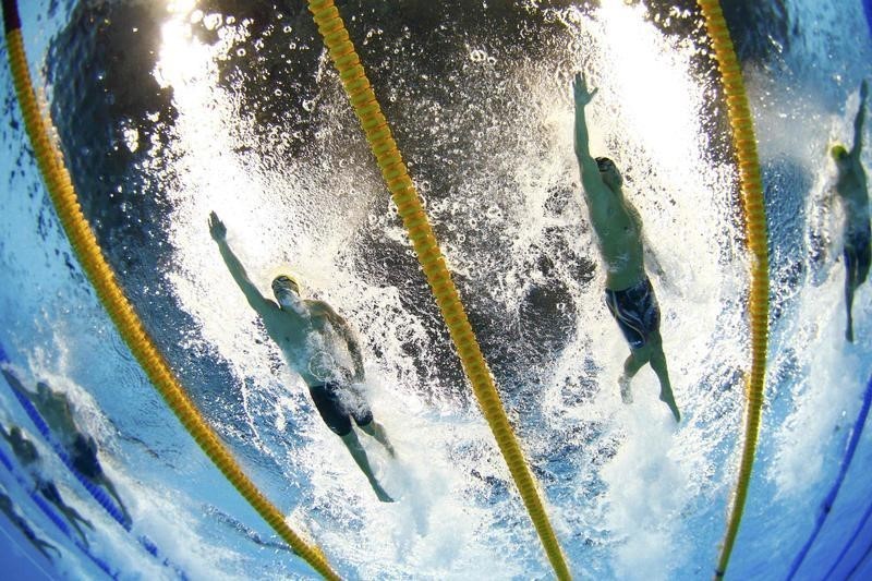© Reuters. Australiano Chalmers arrasa en el final y gana oro olímpico en 100 metros libres