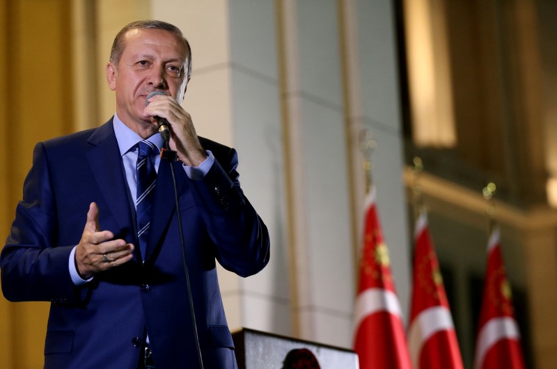 © Reuters. Turkey's President Tayyip Erdogan addresses his supporters in front of the Presidential Palace in Ankara