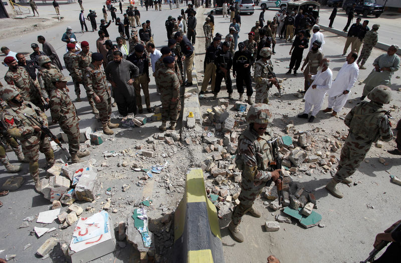 © Reuters. Security officials gather at the site of a bomb explosion in Quetta