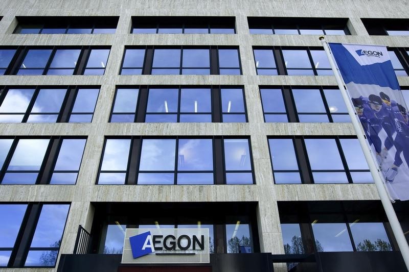 © Reuters. AEGON ENVISAGE DES CESSIONS AUX USA