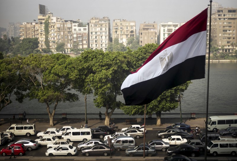 © Reuters. Traffic is seen on a street along the Nile River in Cairo