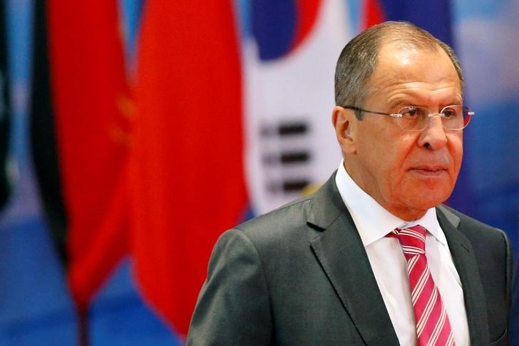 © Reuters. Russian foreign minister Sergey Lavrov arrives at the ASEAN foreign ministers meeting in Vientiane