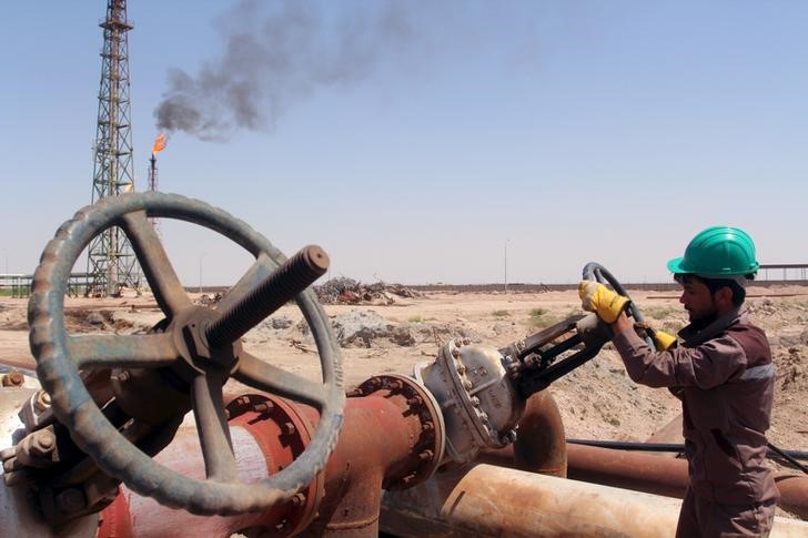 © Reuters. A worker checks the valve of an oil pipe at Al-Sheiba oil refinery in the southern Iraq city of Basra