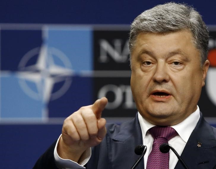 © Reuters. Ukraine's President Poroshenko gestures as he speaks during a joint press conference at the PGE National Stadium, the venue of the NATO summit, in Warsaw