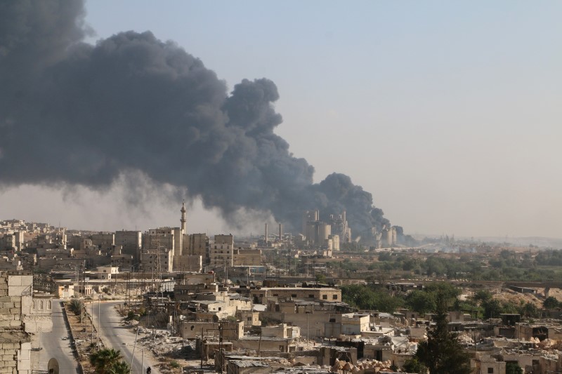 © Reuters. Fumaça vista na cidade síria de Aleppo