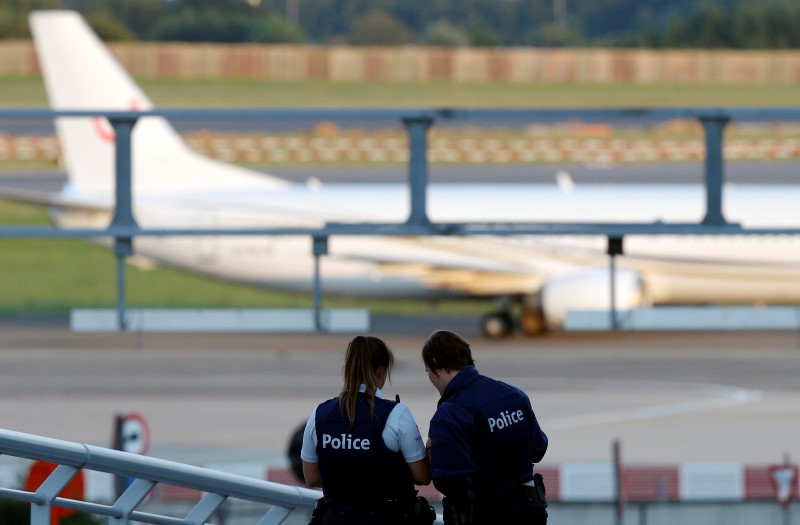 © Reuters. Policiais belgas vistos no aeroporto internacional Zaventem, próximo a Bruxelas