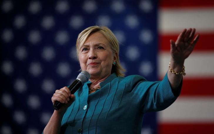 © Reuters. U.S. Democratic presidential nominee Hillary Clinton gestures as she speaks during a rally at Lincoln High School in Des Moines