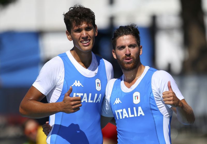 © Reuters. Giovanni Abagnale (ITA) e Marco Di Costanzo (ITA) festeggiano la medaglia di bronzo di canottaggio maschile alle Olimpiadi di Rio 2016.