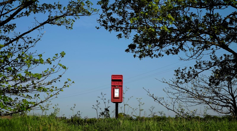 © Reuters. A Royal Mail post box stands on the edge of a field near Lymm, northern England.