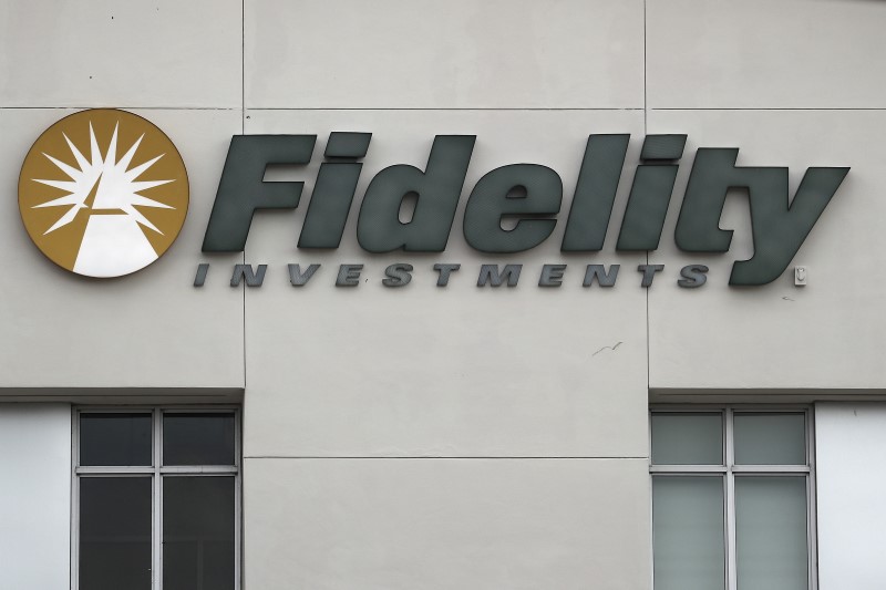 © Reuters. A Fidelity Investments store logo is pictured on a building in Boca Raton, Florida