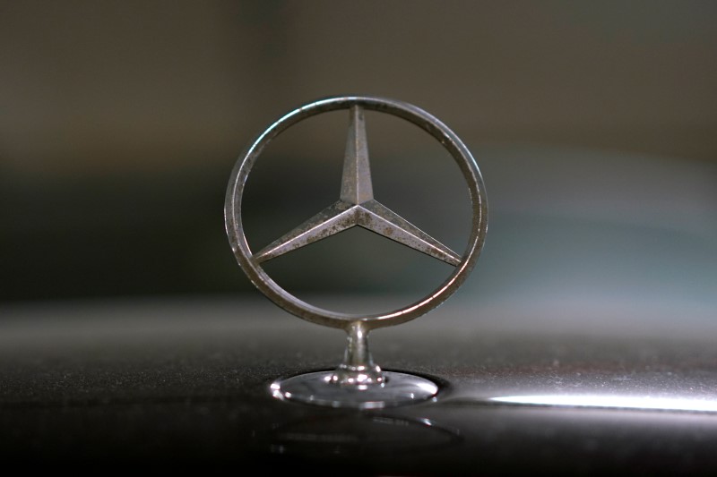 © Reuters. View shows Mercedes-Benz logo in Moscow