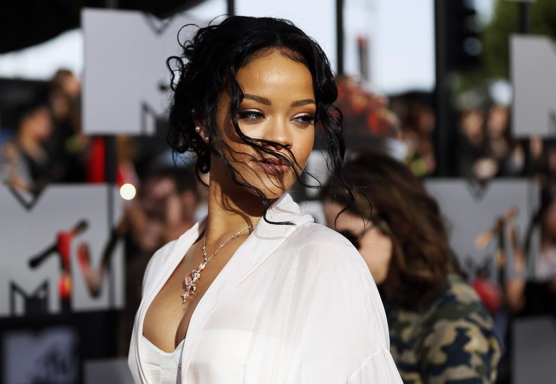 © Reuters. Cantora Rihanna chega para a cerimônia do MTV Movie Awards  de 2014, em Los Angeles