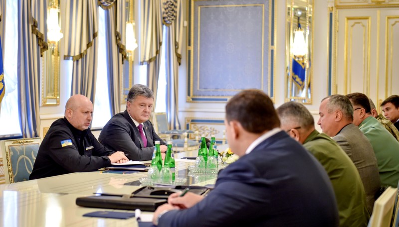 © Reuters. Ukrainian President Poroshenko and secretary of Ukraine's National Security and Defence Council Turchinov attend meeting with heads of security services in Kiev