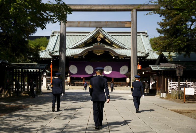 © Reuters. Shrine security officials walk in the precincts of the Yasukuni shrine in Tokyo