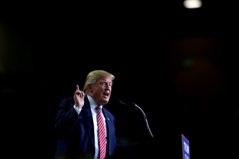 © Reuters. Republican U.S. presidential nominee Donald Trump attends a campaign rally at the Silver Spurs Arena in Kissimmee, Florida