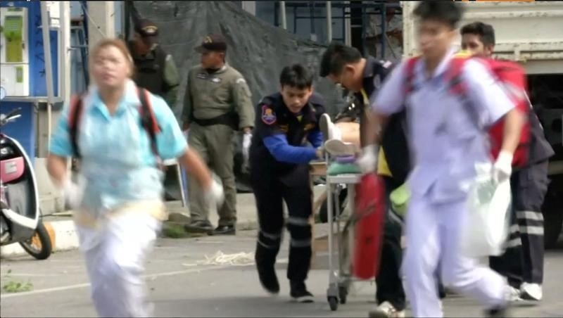 © Reuters. Hua Hin, Thailandia: il trasporto di un ferito dopo le nuove esplosioni di oggi