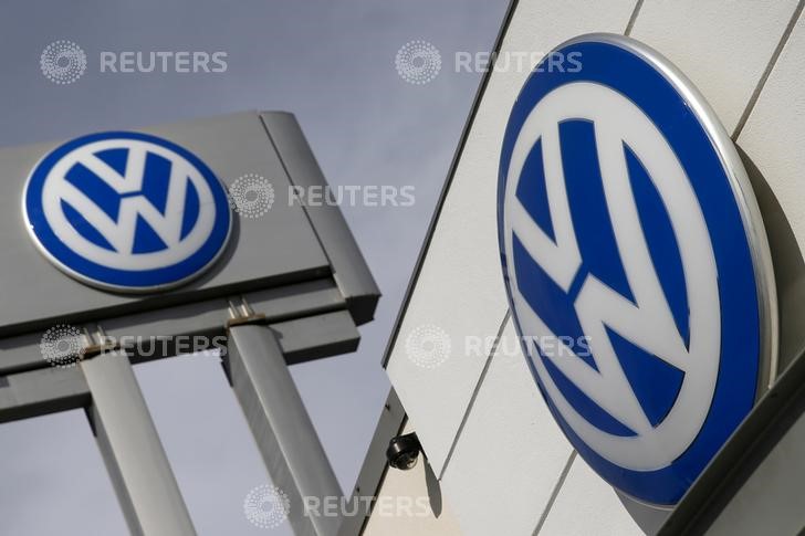 © Reuters. The logos of German carmaker Volkswagen is seen at a VW dealership in the Queens borough of New York