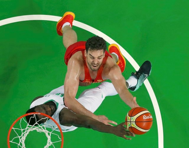 © Reuters. La selección española de baloncesto sufre para ganar su primer partido en Río