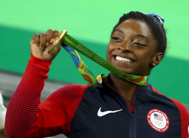 © Reuters. Foto del jueves de Simone Biles posando con su medalla de oro del "all around"