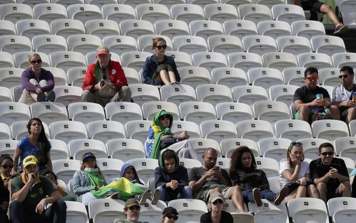 © Reuters. Parte del público asistente a los encuentros del voleibol playa en los Juegos Olímpicos de Río de Janeiro