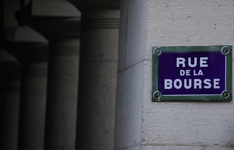 © Reuters. Parigi, rue de la Bourse, già sede del mercato azionario